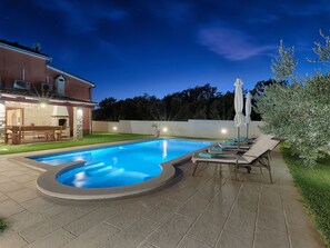Outdoor pool - Well Kept Villa with Spacious Garden & Private Pool near Beach (Marcana)