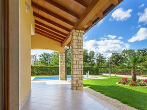 Villa | Pool | Indoor pool, outdoor pool - Villa in Kma?i?i With Private Pool (Tinjan)