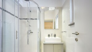 Douche, serviettes fournies