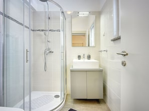 Shower, towels - Nice & Cozy Detached House near Pula with Private Pool & Fenced Garden (Pula)