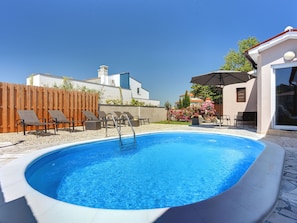 Outdoor pool - Nice & Cozy Detached House near Pula with Private Pool & Fenced Garden (Pula)