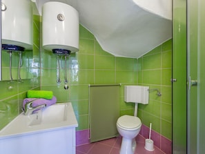 Combined shower/tub, towels - Heritage Holiday Home in Valtura With Garden (Liznjan)