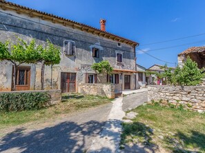 Exterior - Heritage Holiday Home in Valtura With Garden (Liznjan)