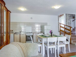 Fridge, oven, coffee/tea maker - Heritage Holiday Home in Valtura With Garden (Liznjan)