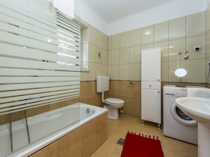 Hair dryer, towels - Beautiful Holiday Home With Private Pool Near Lim Fjord (Sveti Lovrec)