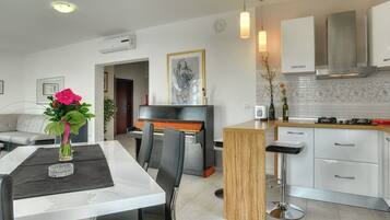 House | Private kitchen | Cookware/dishes/utensils