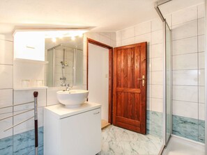 Shower, towels