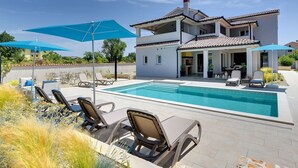 Villa | Zwembad | Een binnenzwembad en een buitenzwembad