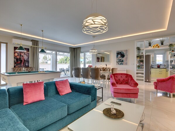 Villa | Wohnbereich | Fernseher