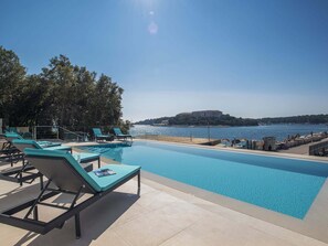 Villa | Pool | Inomhuspool, utomhuspool och solstolar