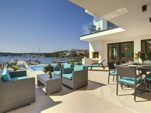 Villa | Basseng | Innendørsbasseng, utendørsbasseng og solsenger