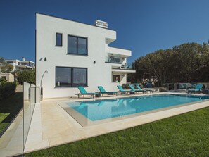 Villa | Alberca | Alberca techada, alberca al aire libre y camastros