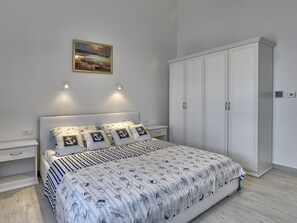 House | 2 bedrooms, WiFi, bed sheets - Modern Villa Histria With Pool and View (Marcana)