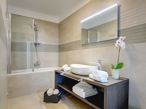 Combined shower/tub, hair dryer, towels