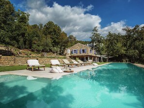 Vila | Piscina | Piscina interna, piscina externa