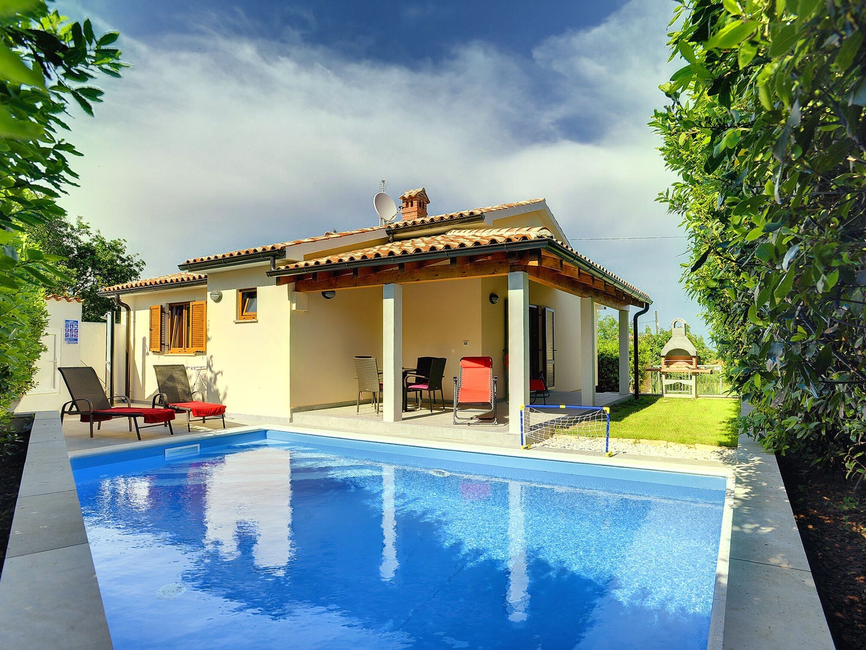 Hus | Basseng | Innendørsbasseng og utendørsbasseng