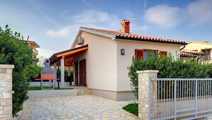 A modern house with a stone-tiled entrance, a covered patio, and a gated driveway. - Detached Modern Villa With Pool and Fenced Yard Near the Sea (Liznjan)