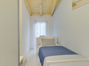 2 habitaciones, muebles diferentes y tabla de planchar con plancha 