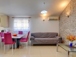 House | Dining - Holiday Home in Medulin Near Beach (Medulin)