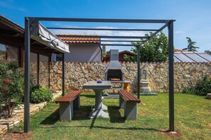 House | Outdoor dining - Holiday Home in Medulin Near Beach (Medulin)