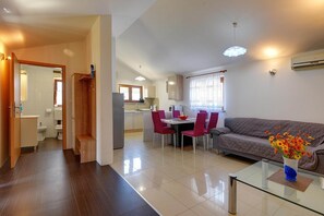 House | Dining - Holiday Home in Medulin Near Beach (Medulin)