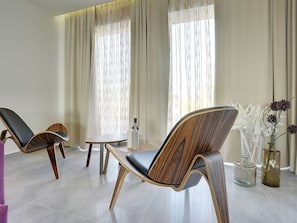 6 bedrooms, individually furnished, bed sheets