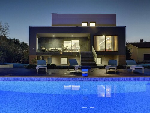 Luxurious Villa in Pula With Pool and Parking