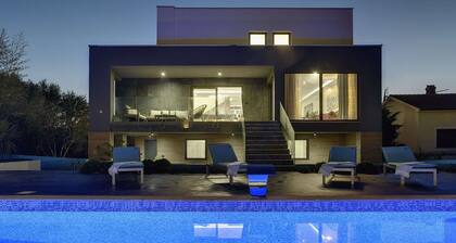 Luxurious Villa in Pula With Pool and Parking