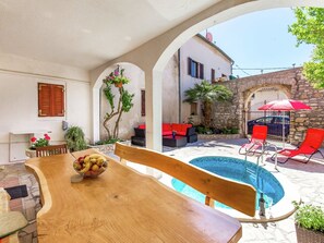 Apartment | Pool - Fascinating Apartment in Medulin near Beach (Medulin)