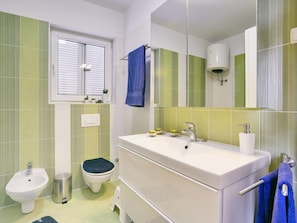 Bathtub, towels