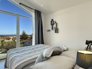 Villa | 4 bedrooms, individually furnished, iron/ironing board, bed sheets - Villa in Liznjan With Pool Near the Beach (Liznjan)