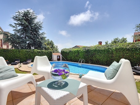 Una piscina techada, una piscina al aire libre