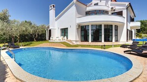 A modern two-story house with a swimming pool, outdoor seating, and a well-maintained garden. - Villa in Medulin With Garden, Private Pool and Sauna Near the Center (Medulin)