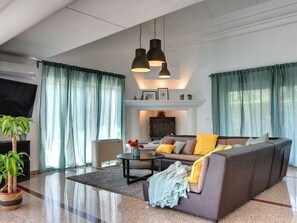 Villa | Living area - Villa in Medulin With Garden, Private Pool and Sauna Near the Center (Medulin)