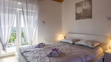 House | 5 bedrooms, individually furnished, bed sheets