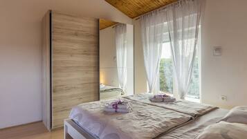 House | 5 bedrooms, individually furnished, bed sheets