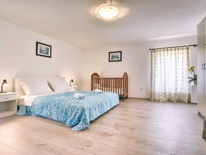 Apartment | 2 bedrooms, individually furnished, bed sheets