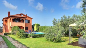 A two-story house with a swimming pool, surrounded by a well-maintained garden and a clear blue sky. - Detached 6 Bedroom House with Private Pool near Ližnjan (Liznjan)