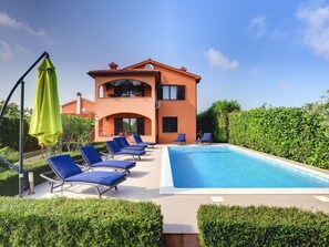 Casa | Alberca | Alberca techada y alberca al aire libre