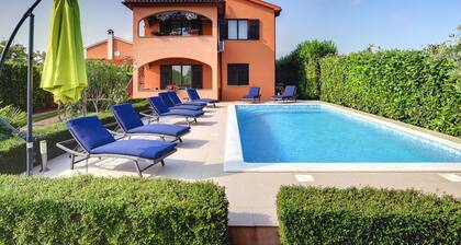Detached 6 Bedroom House with Private Pool near Ližnjan