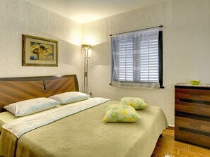 6 bedrooms, individually furnished, bed sheets - Holiday Home With Swimming Pool, Near the Center (Liznjan)
