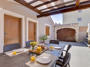 House | Dining - Modern Holiday Home With Swimming Pool, Terrace With Bbq, Near the Center of Pula (Pula)