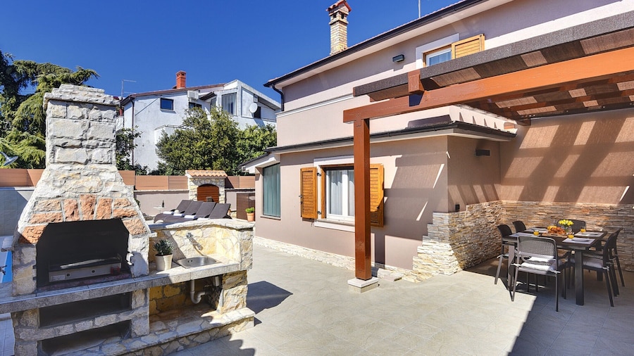 Modern Holiday Home With Swimming Pool, Terrace With Bbq, Near the Center of Pula