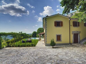 Villa | Exterior - Villa in Lupoglav With Pool Near the Sea (Lupoglav)