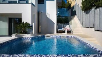 Villa | Pool | Indendørs pool, udendørs pool