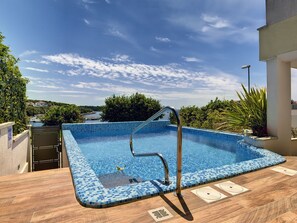 Vila | Piscina | Piscina interna, piscina externa