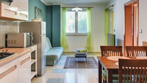 Căn hộ | Bếp riêng | Bàn ăn 