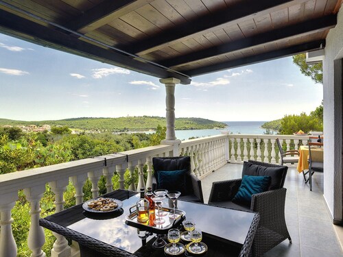 Holiday House for 14 Persons with Private Pool near Beach & Pula