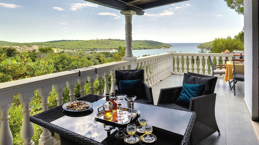 Holiday House for 14 Persons with Private Pool near Beach & Pula