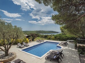 Hus | Basseng | Innendørsbasseng og utendørsbasseng